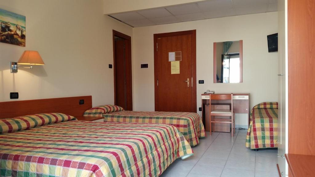 Hotel Leon - Ristorante Al Cavallino Rosso - Vierbettzimmer