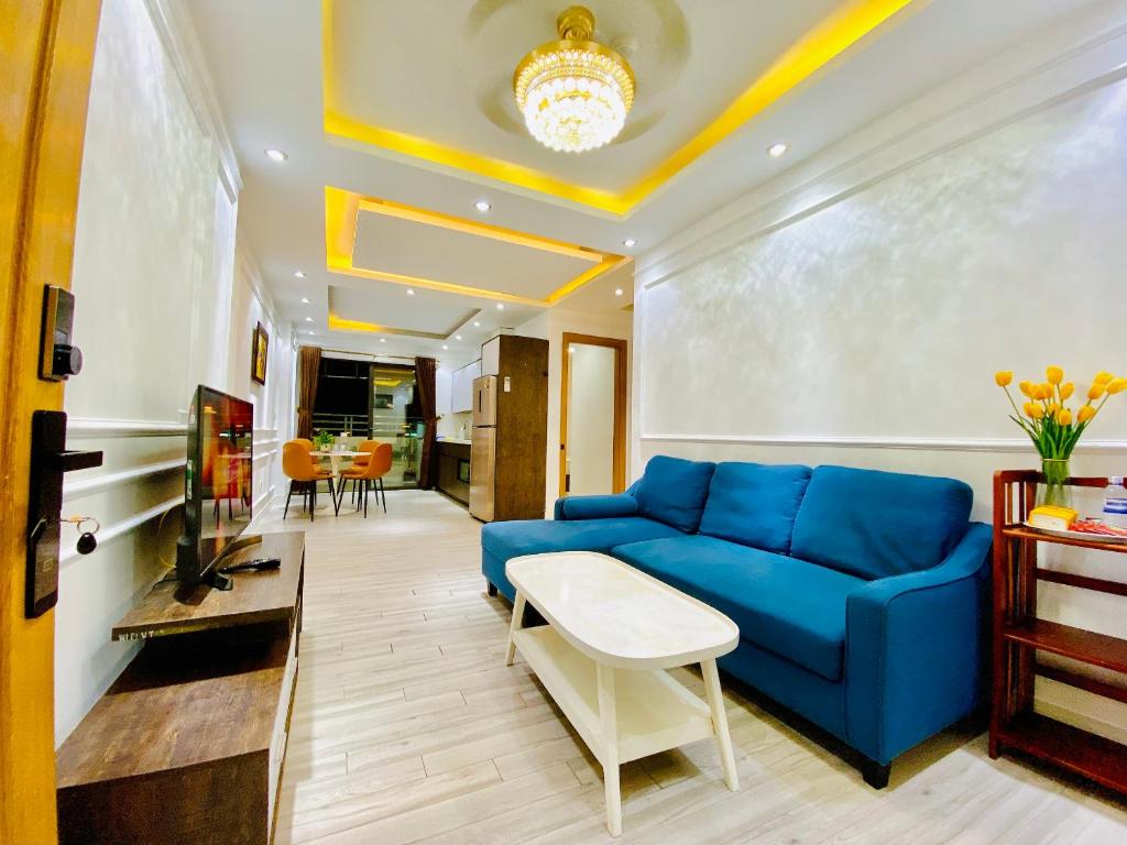 salon z niebieską kanapą i stołem w obiekcie Căn Hộ Đà Nẵng - Muong Thanh Apartment in Da Nang for rent w mieście Da Nang