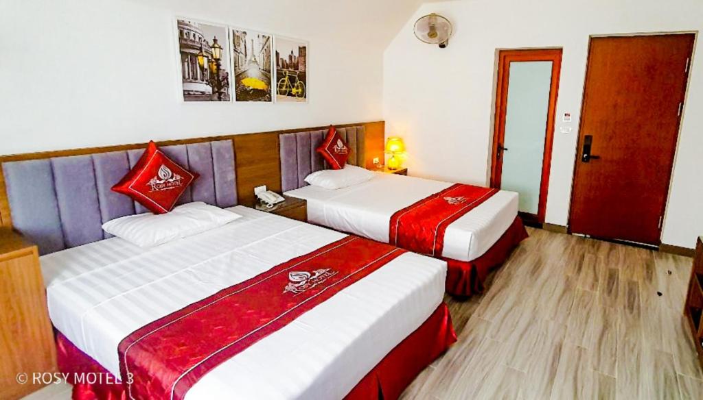Postel nebo postele na pokoji v ubytování Rosy Hotel Dương Nội