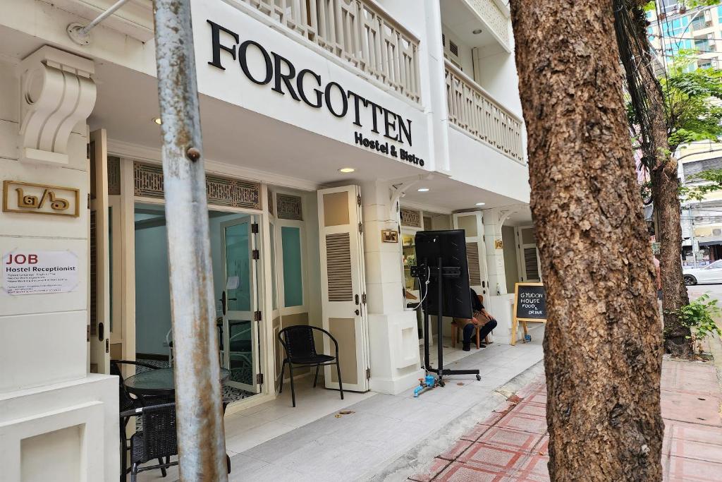 la facciata di un negozio con un cartello sopra di Forgotten Hostel Silom a Bang Rak