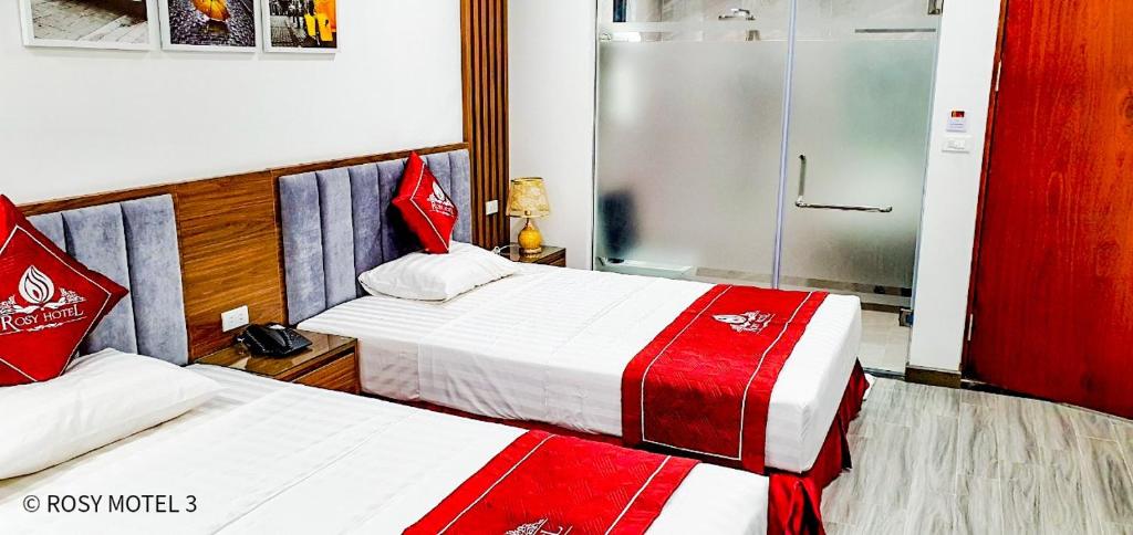Postel nebo postele na pokoji v ubytování Rosy Hotel Dương Nội