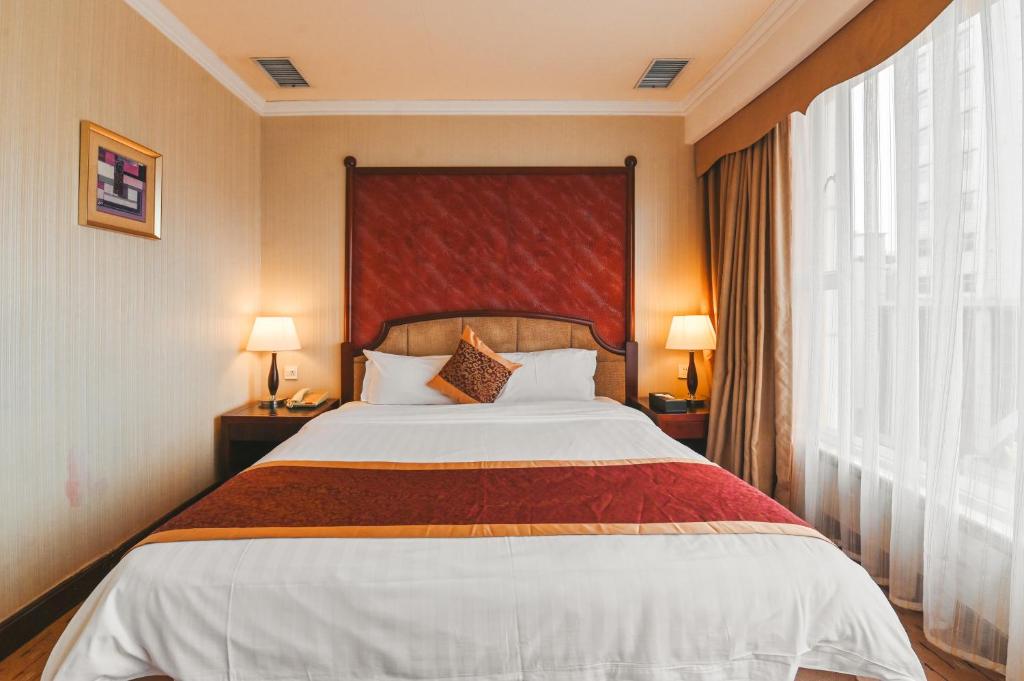 Postel nebo postele na pokoji v ubytování Royal Plaza Hotel