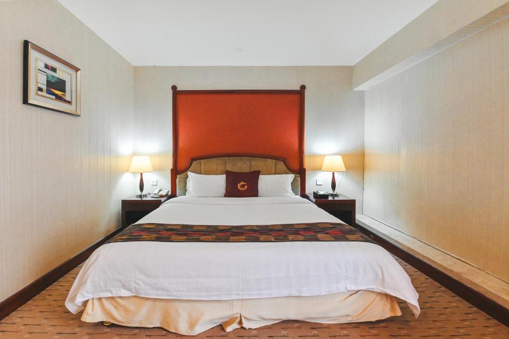 Postel nebo postele na pokoji v ubytování Royal Plaza Hotel