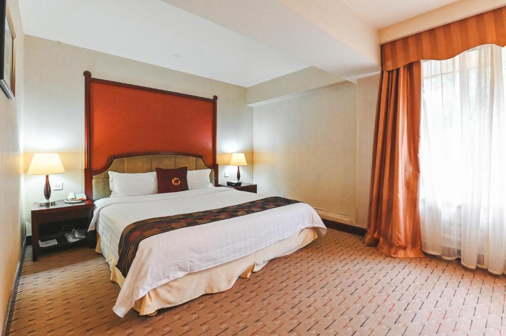 Postel nebo postele na pokoji v ubytování Royal Plaza Hotel