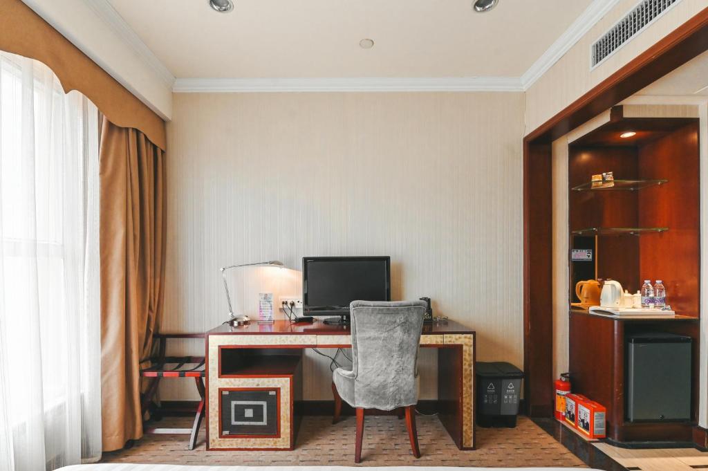 TV a/nebo společenská místnost v ubytování Royal Plaza Hotel