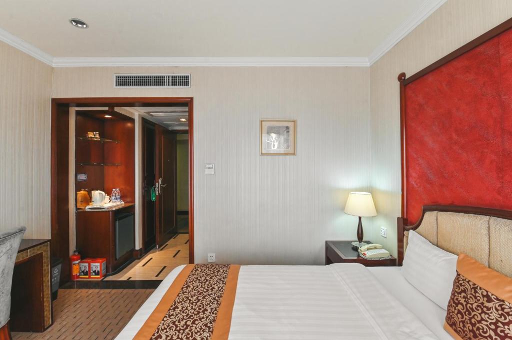 Postel nebo postele na pokoji v ubytování Royal Plaza Hotel