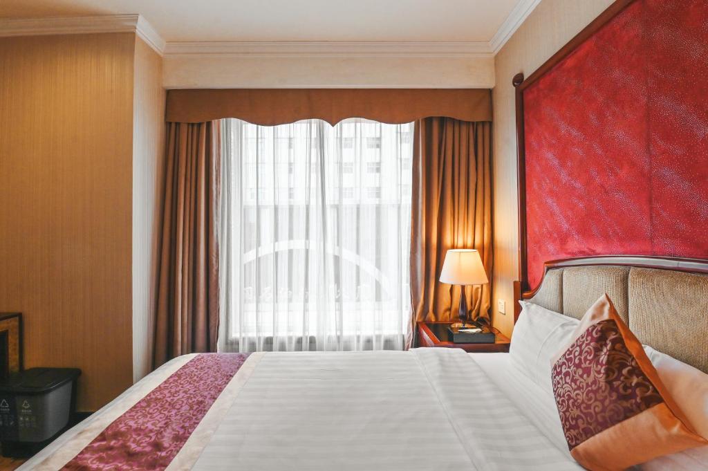 Postel nebo postele na pokoji v ubytování Royal Plaza Hotel