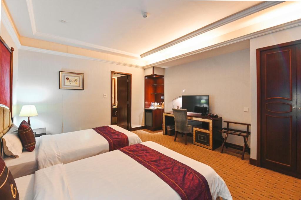 Postel nebo postele na pokoji v ubytování Royal Plaza Hotel
