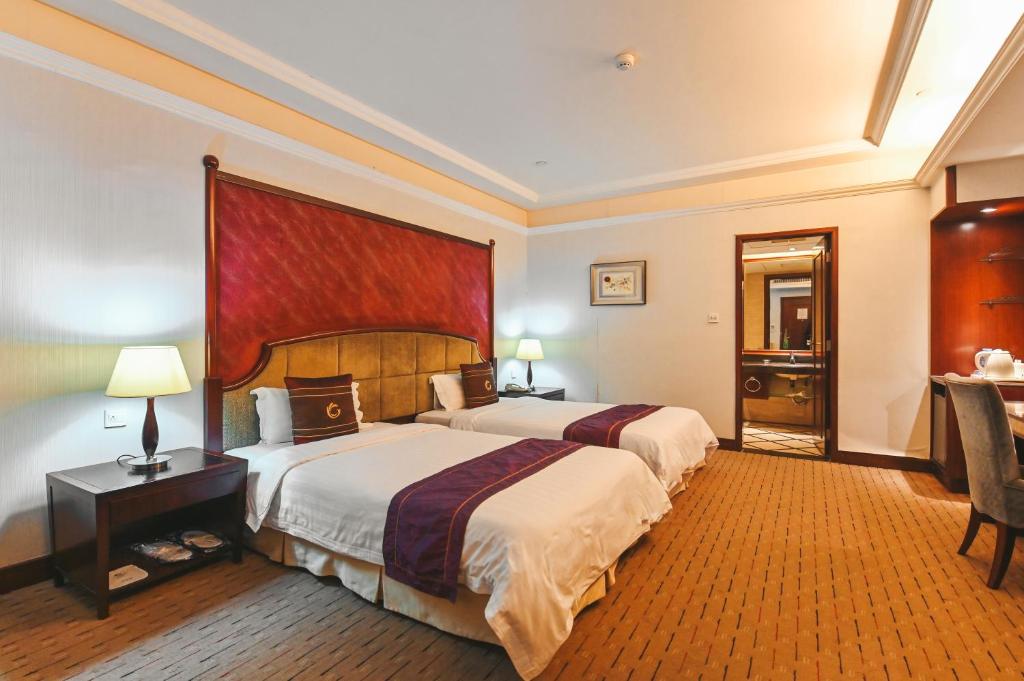 Postel nebo postele na pokoji v ubytování Royal Plaza Hotel