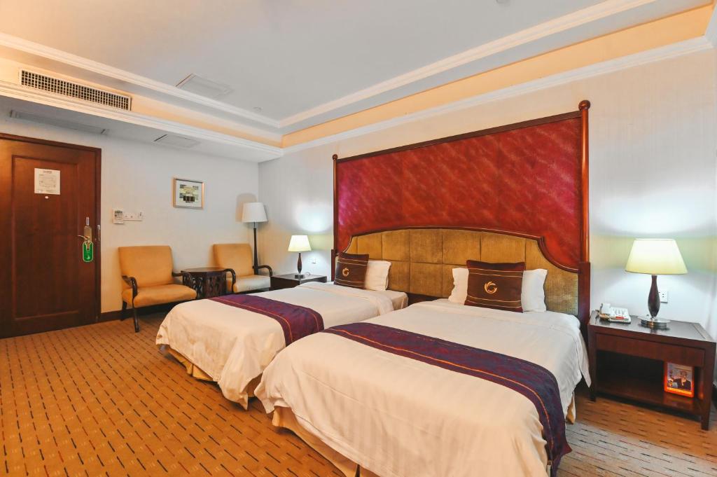 Postel nebo postele na pokoji v ubytování Royal Plaza Hotel