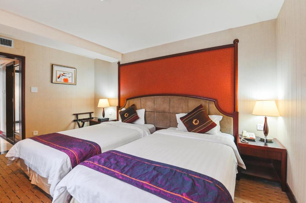 Postel nebo postele na pokoji v ubytování Royal Plaza Hotel