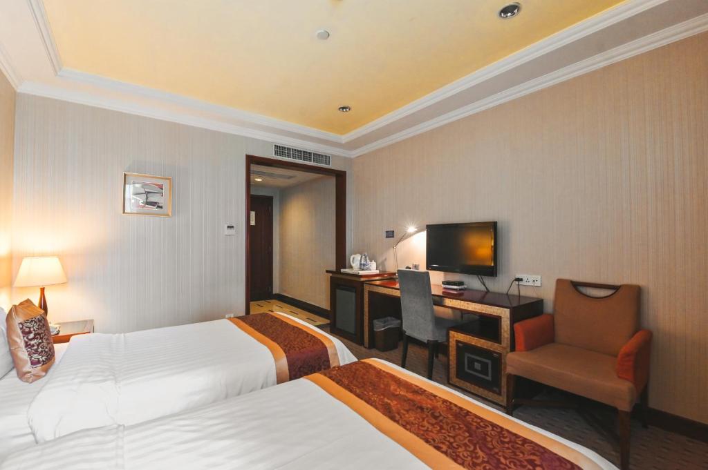 TV a/nebo společenská místnost v ubytování Royal Plaza Hotel