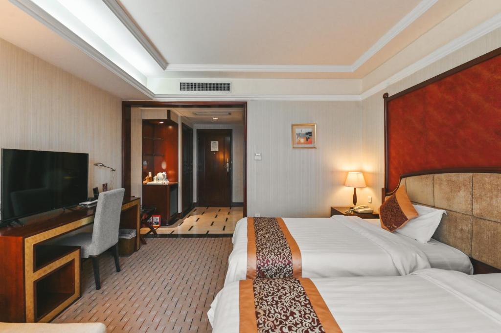 Postel nebo postele na pokoji v ubytování Royal Plaza Hotel