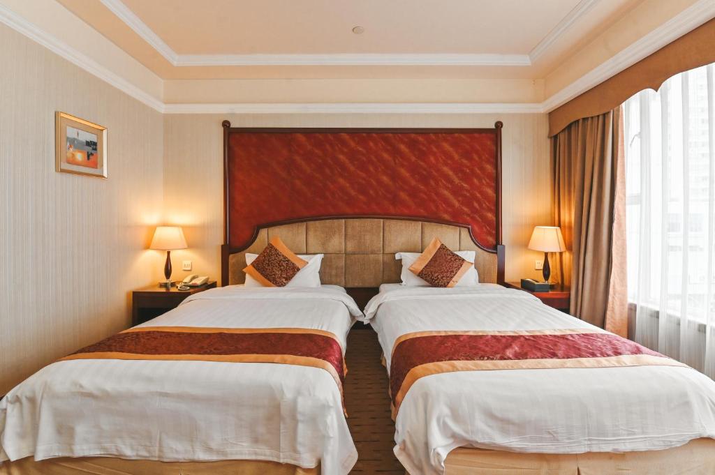 Postel nebo postele na pokoji v ubytování Royal Plaza Hotel