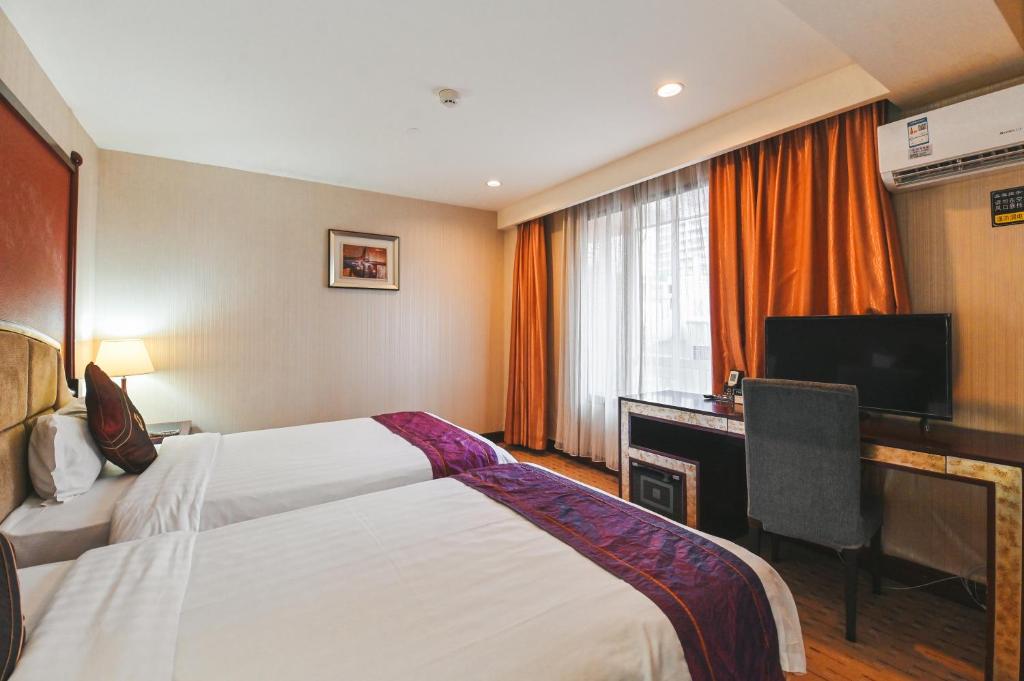 TV a/nebo společenská místnost v ubytování Royal Plaza Hotel