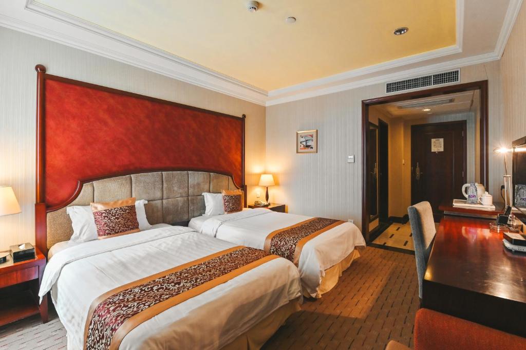 Postel nebo postele na pokoji v ubytování Royal Plaza Hotel