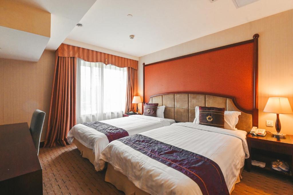 Postel nebo postele na pokoji v ubytování Royal Plaza Hotel