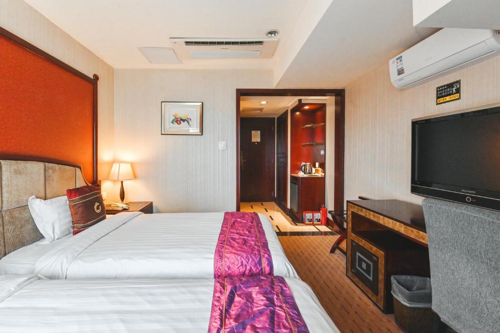 TV a/nebo společenská místnost v ubytování Royal Plaza Hotel