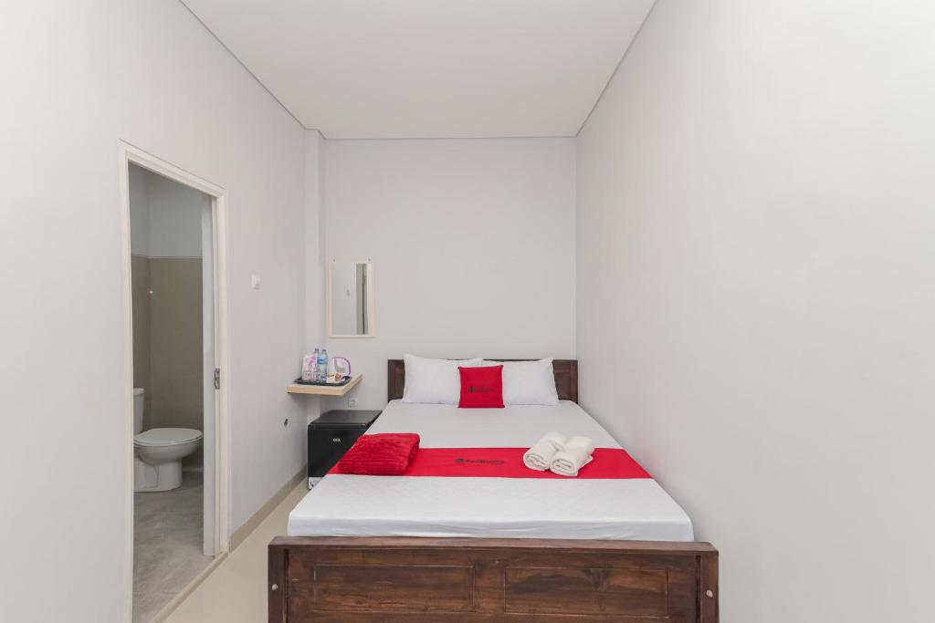 Postel nebo postele na pokoji v ubytování RedDoorz @ Gedangan Sidoarjo