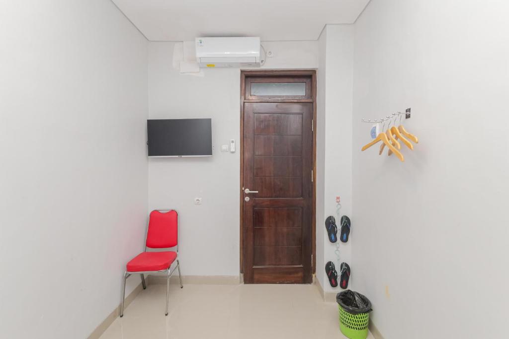 TV a/nebo společenská místnost v ubytování RedDoorz @ Gedangan Sidoarjo
