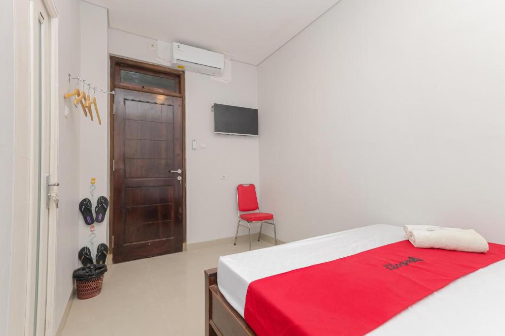 Postel nebo postele na pokoji v ubytování RedDoorz @ Gedangan Sidoarjo