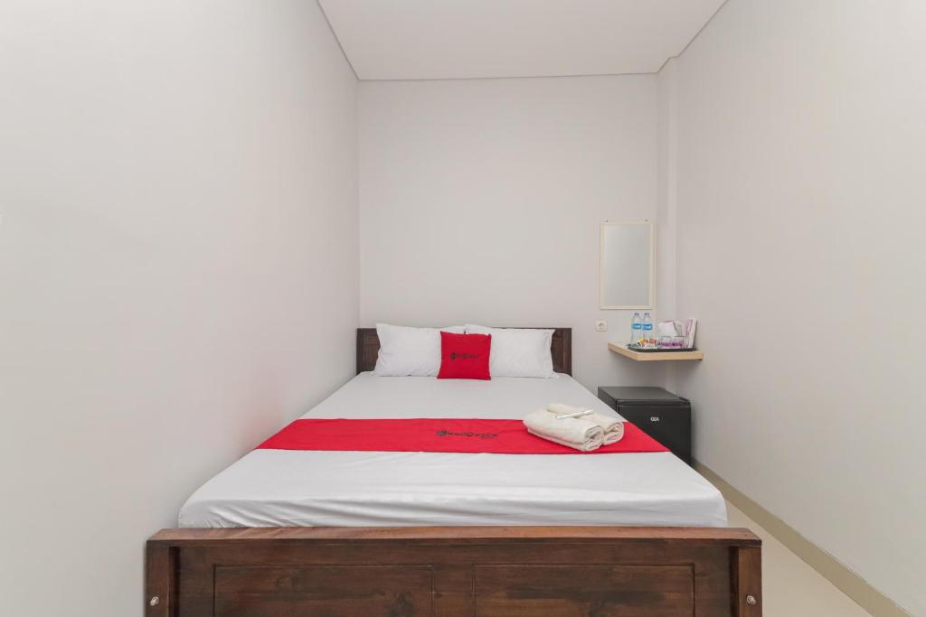 Postel nebo postele na pokoji v ubytování RedDoorz @ Gedangan Sidoarjo
