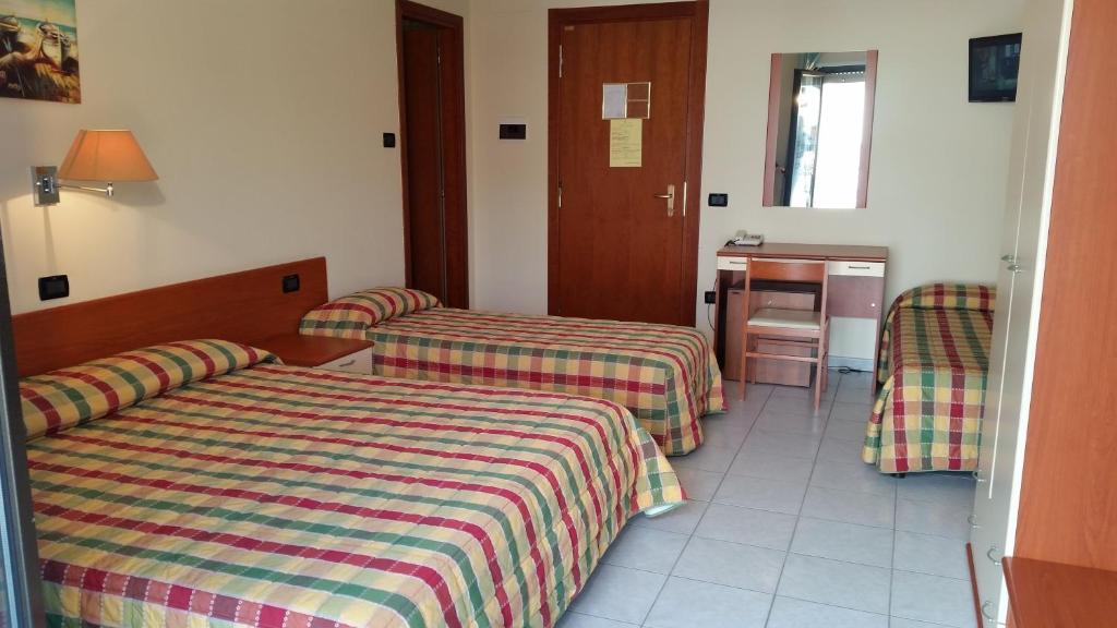 Hotel Leon - Ristorante Al Cavallino Rosso - Dreibettzimmer