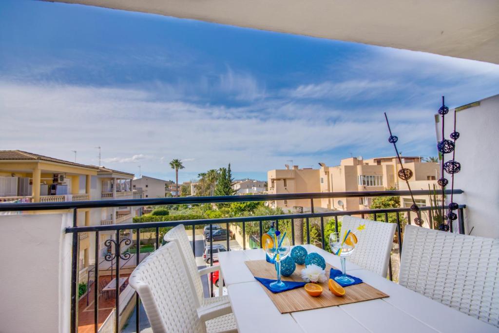 een balkon met een tafel en stoelen bij Primavera in Port d'Alcudia