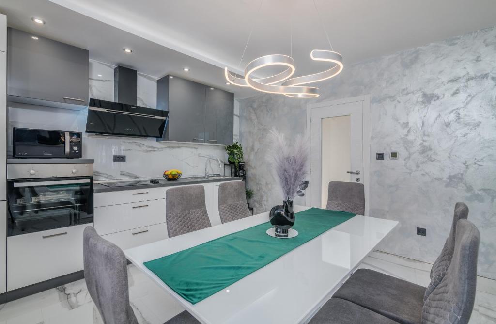 Picture of display/node_modules/zxcvbn/dist/zxcvbn.js.map ...