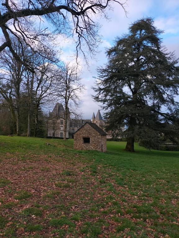 Ogród w obiekcie le jardin médicis gîte avec Spa Jacuzzi et sauna