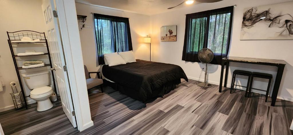 1 dormitorio con 1 cama y aseo en una habitación en #5 New! Cozy Getaway Hot Spot Hilo Keaau Big Island of Hawaii Self CheckIn Studio Apt, en Keaau