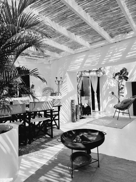 a living room with a table and a piano at Casa BOHO in Alaminos