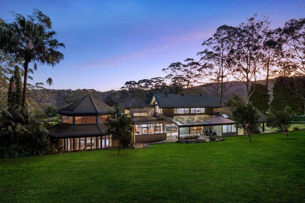 HolgateMoroccan Acreage -Heated Pool w Slide -Sleeps 22的一栋前面有绿色草坪的大房子