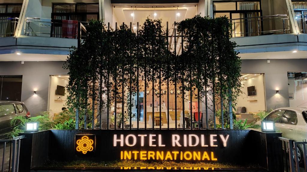 Hotel Ridley International في ديغا: لافتة فندقية عالمية أمام مبنى