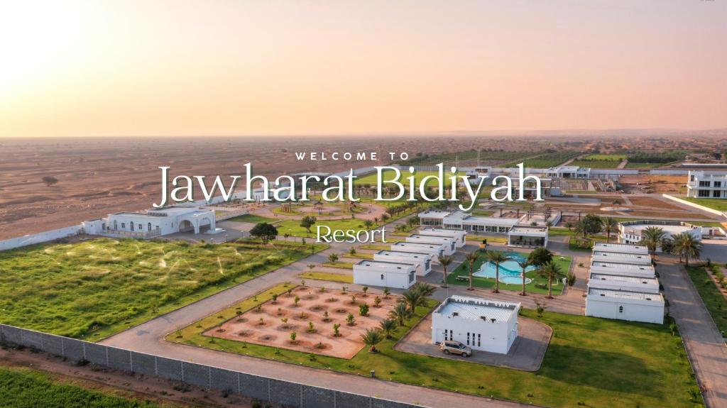 una vista aérea de un hospital con las palabras bienvenidos a hawizard b fidelity air en Jawharat Bidiyah Resort "JBR" en Al Ghabbī