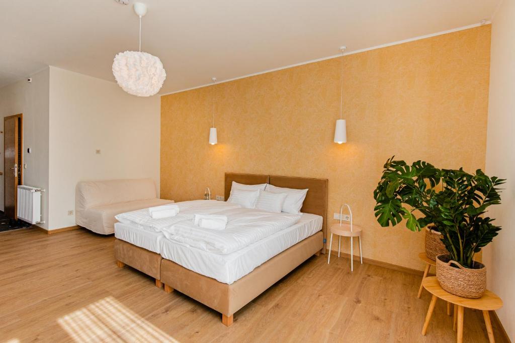 Postel nebo postele na pokoji v ubytování H11 ROOMS ESZTERGOM