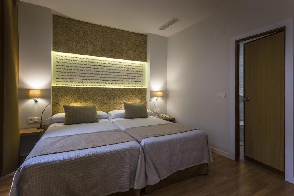 A bed or beds in a room at Hotel Comfort Dauro 2