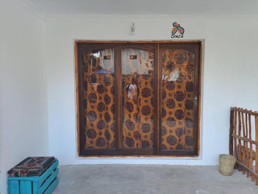 een kamer met een raam vol bijen bij Fisherman Lodge in Paje