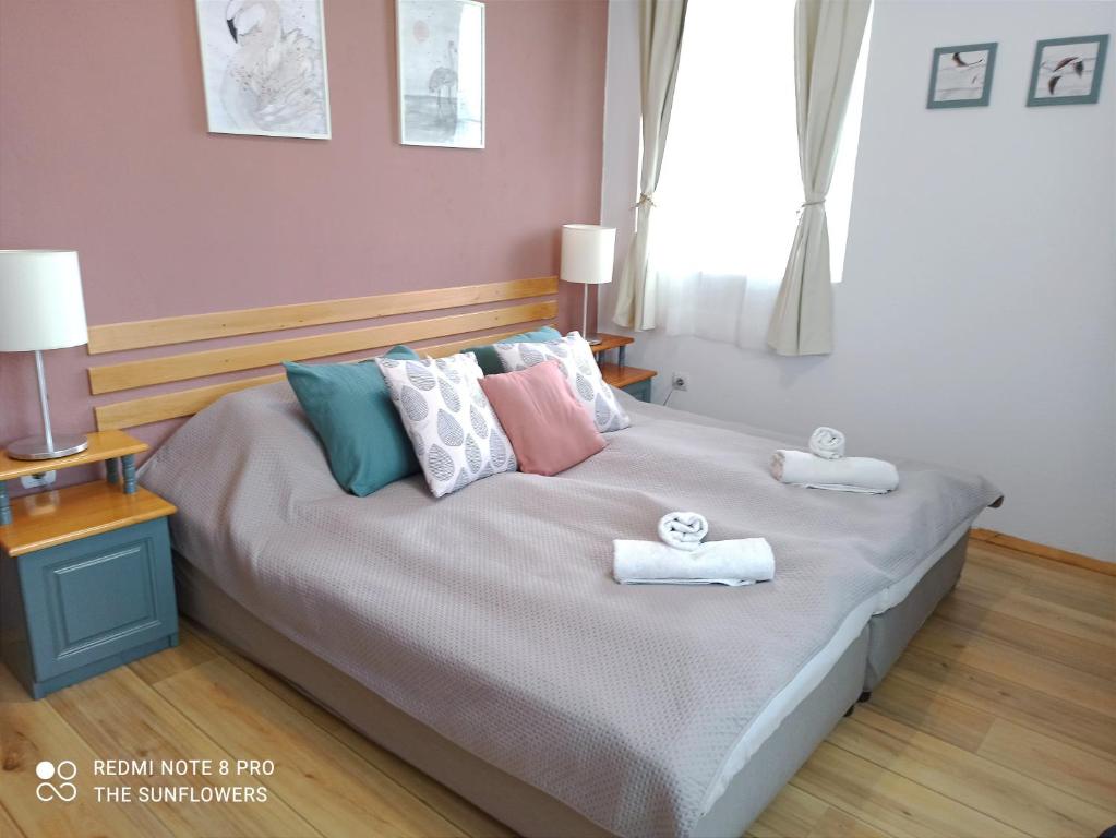 A bed or beds in a room at Guest House Sunflowers