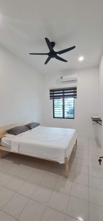 Postel nebo postele na pokoji v ubytování Mersing little homestay II