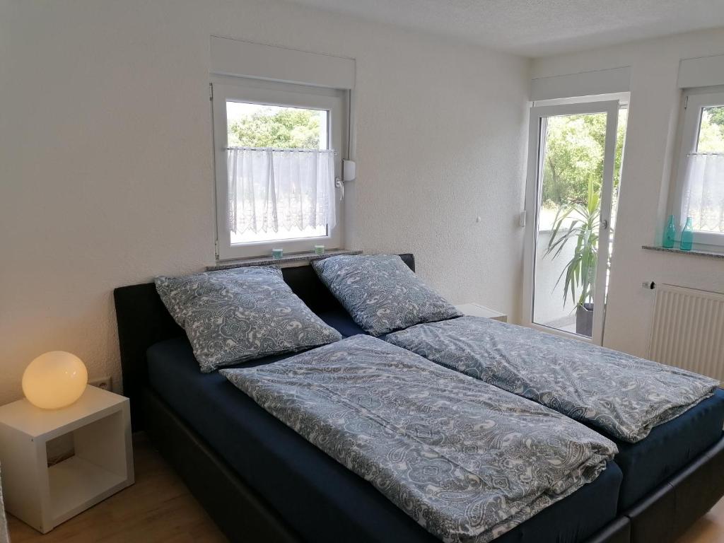 ein Bett mit Kissen darauf im Schlafzimmer in der Unterkunft Ferienwohnung „Prims“ in Wadern