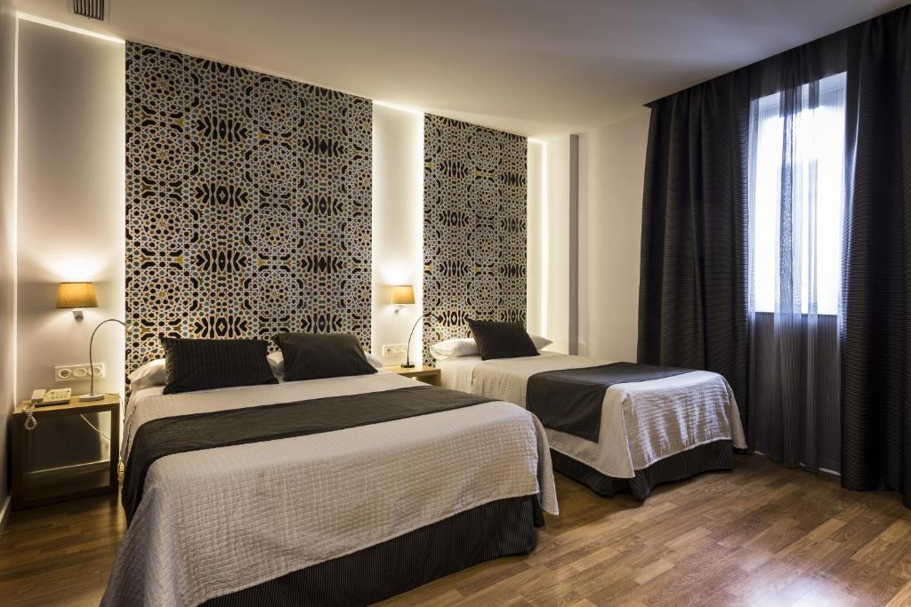 A bed or beds in a room at Hotel Comfort Dauro 2