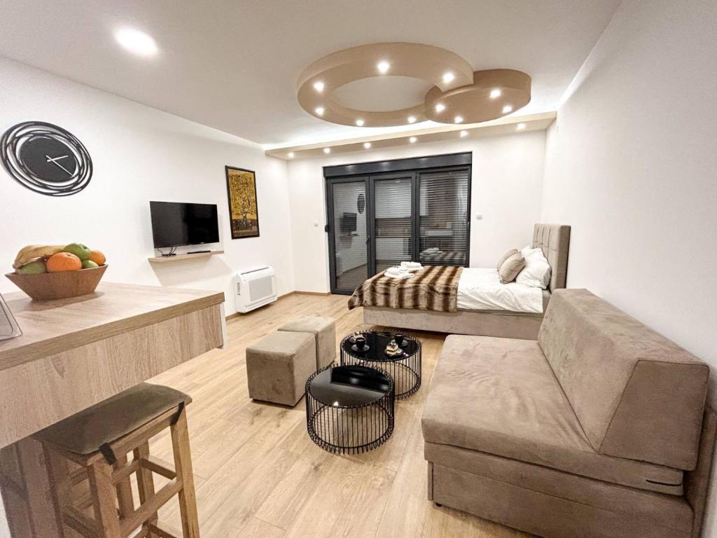sala de estar amplia con sofá y TV en LanaMarija Apartment, en Trebinje