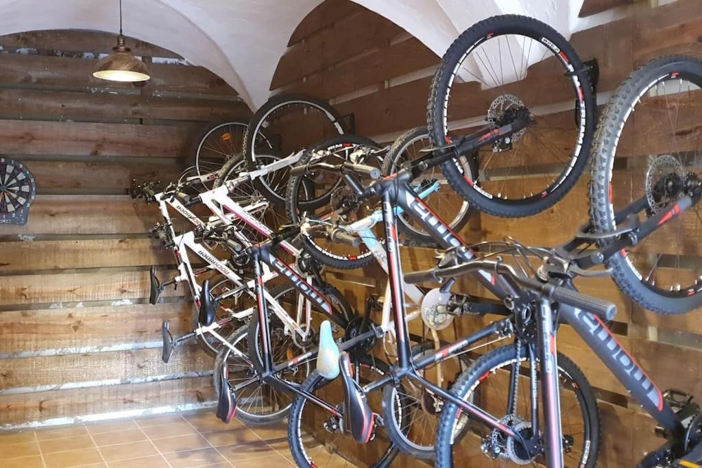 Ein Haufen Fahrräder stehen an einer Wand. in der Unterkunft Cal Curpets - Bicicletas FREE in Puigvert de Agramunt