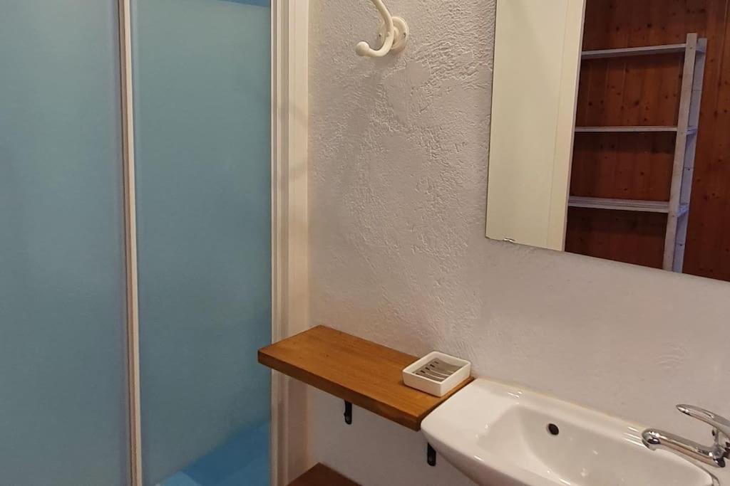 A bathroom at Cal Curpets - Bicicletas FREE