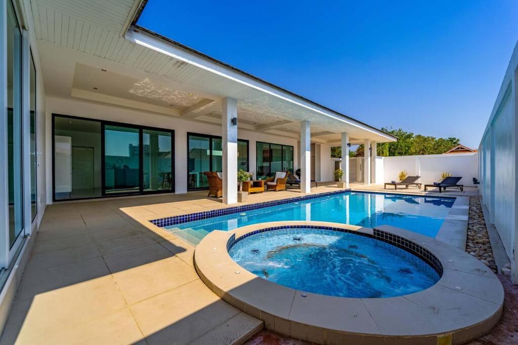 Bassein majutusasutuses Modern Large 2 Bedroom Pool Villa PV2 või selle lähedal