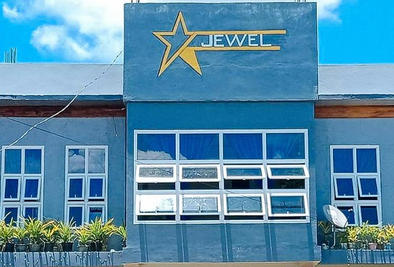 um edifício azul com um sinal na lateral em RedDoorz @ Star Jewel Lodge Apayao em Colonia Parcela Number One