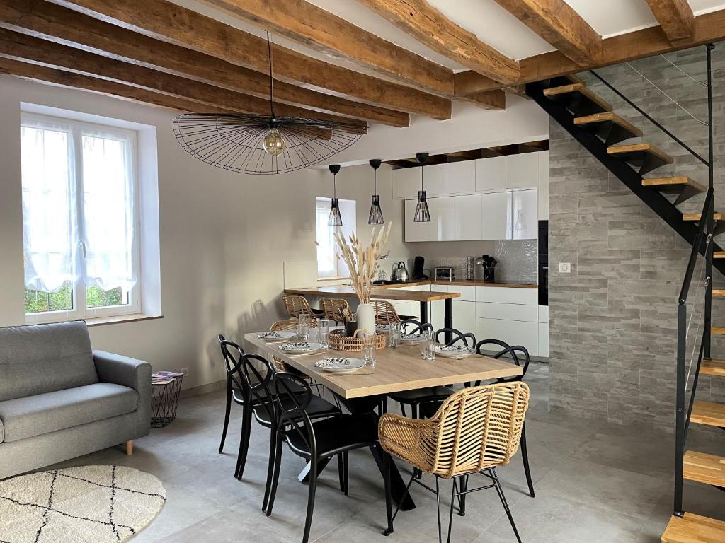 a kitchen and dining room with a table and chairs at Gîte La Patouille in Amboise