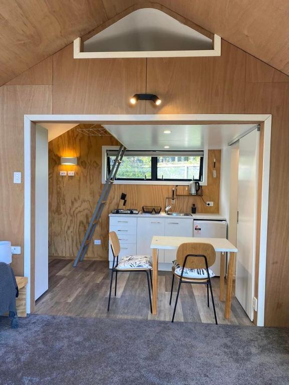 Gambar di galeri bagi Central Wanaka Oasis, Tiny Home, Mountain Views & Spring Water di Wanaka