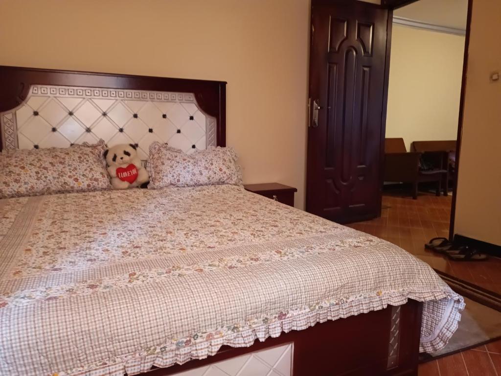 um urso de peluche sentado em cima de uma cama em Fully furnished condo in the center of addis ababa em Addis Ababa